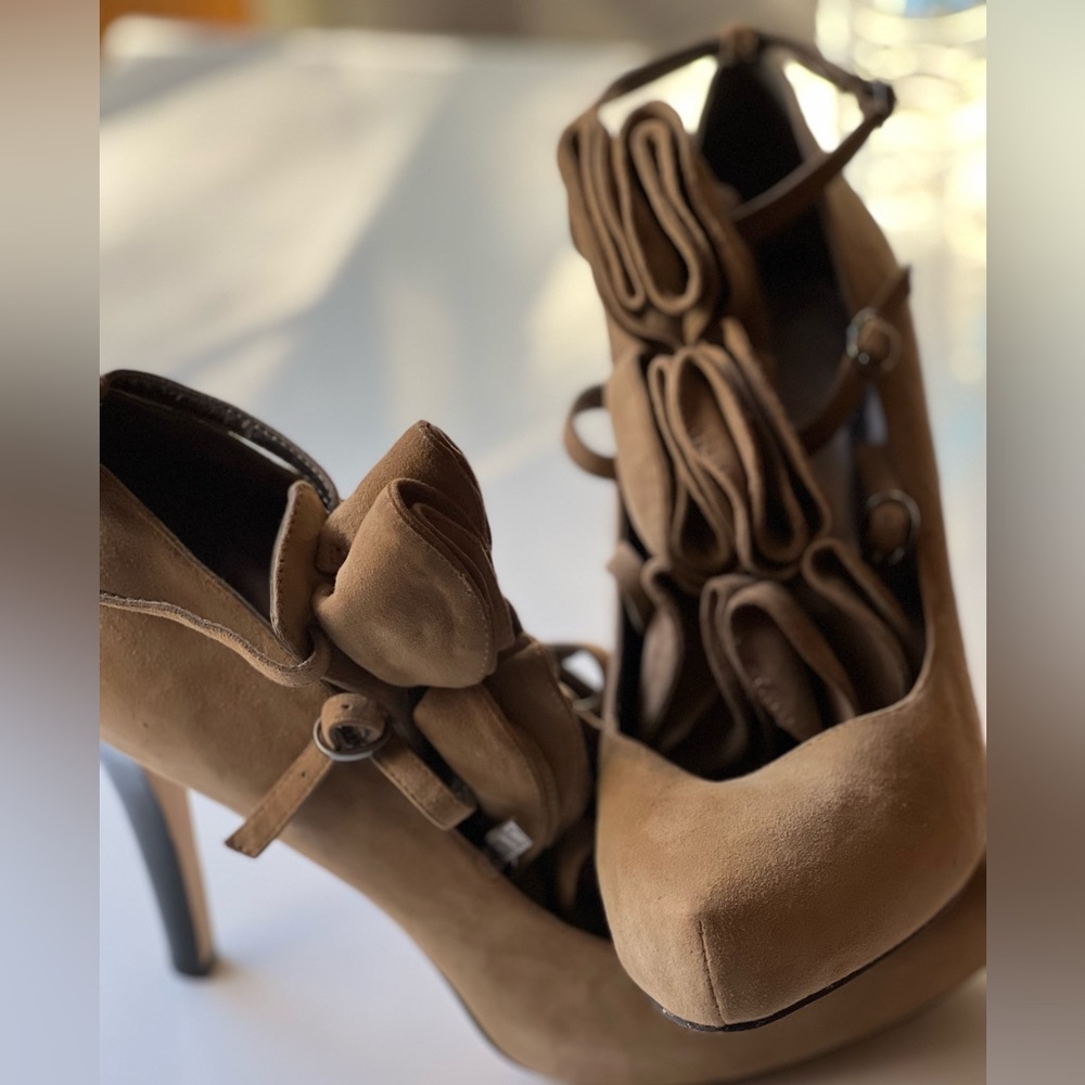 Vince Camuto suede Heel.